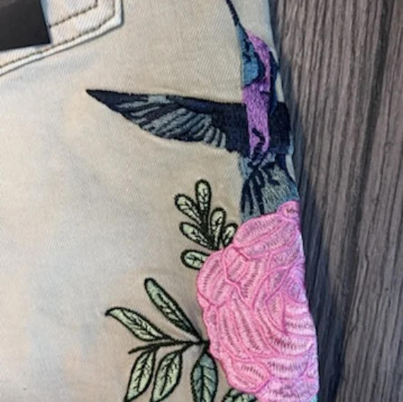 🆕 HOMME + FEMME 🔥 DENIM EMBROIDERED HUMMINGBIRD FLORAL SHORTS - Picture 3 of 7